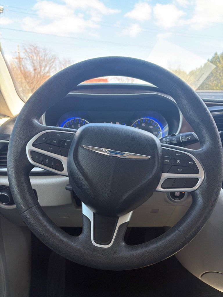 Used 2018 Chrysler Pacifica L image 18