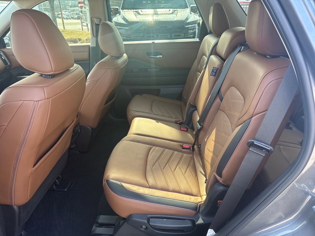 Certified 2025 Nissan Pathfinder Platinum w/ Black Appearance Package image 27