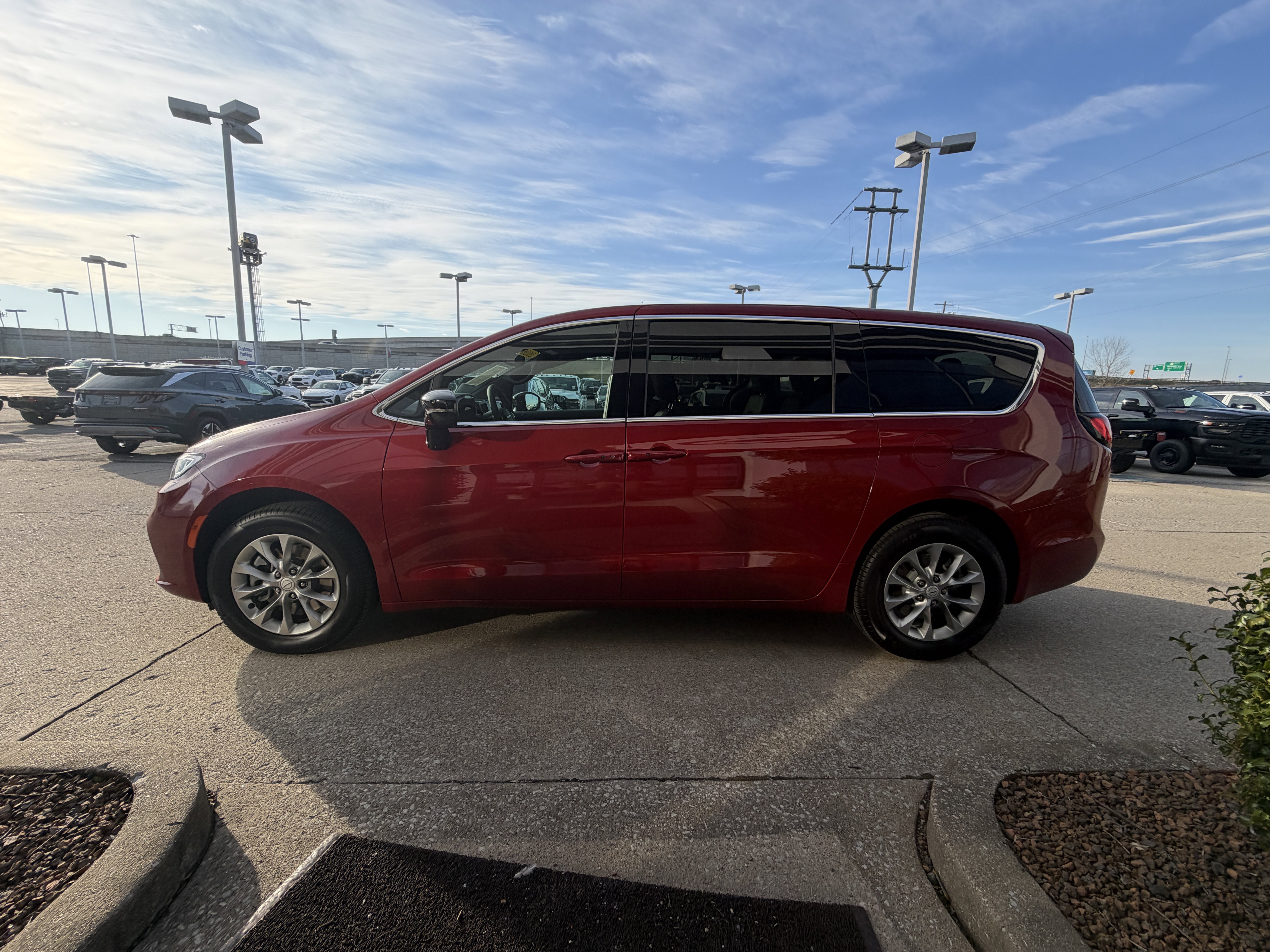 Used 2026 Chrysler Pacifica Select image 14