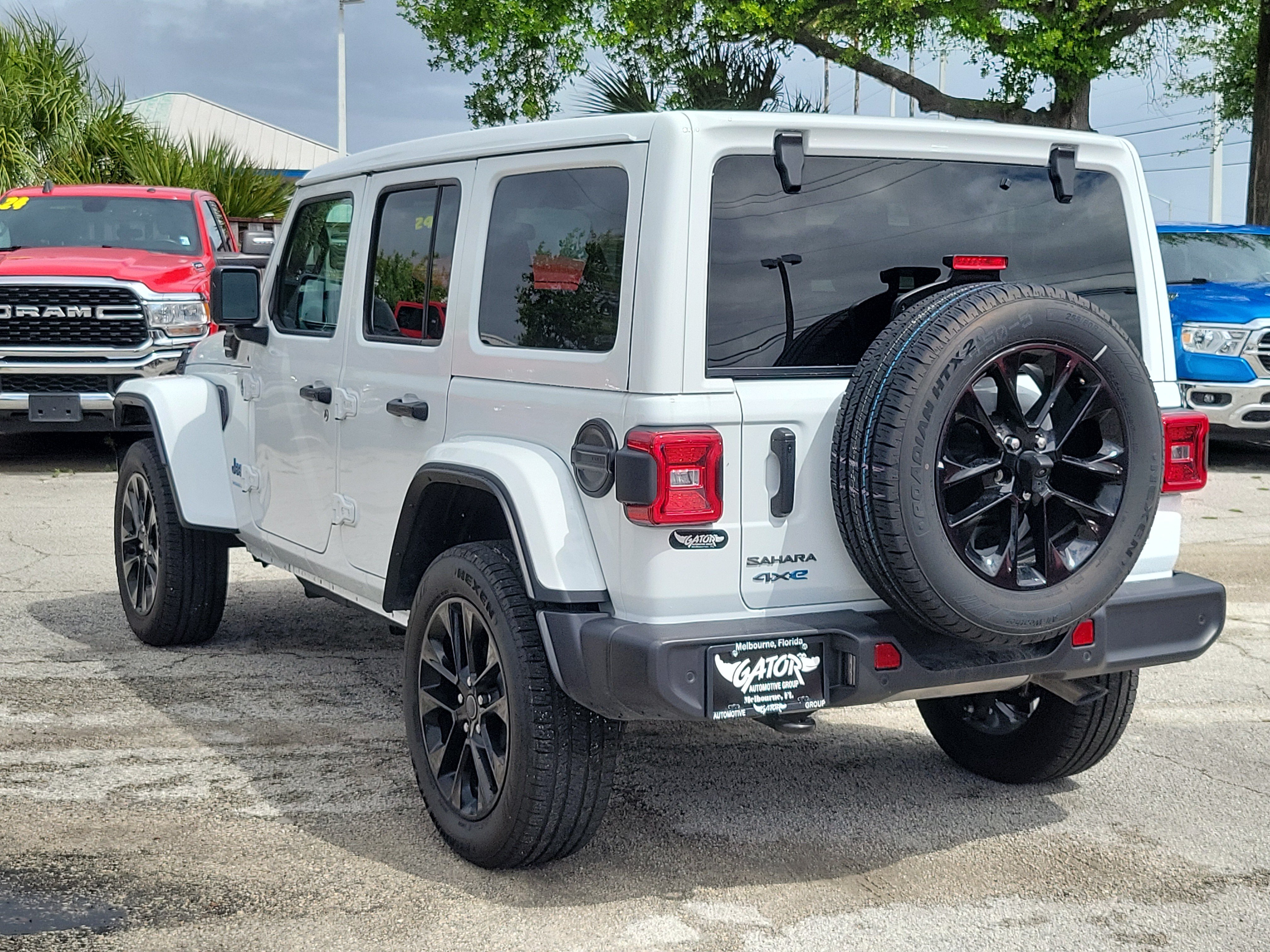 Used 2025 Jeep Wrangler Unlimited Sahara w/ Safety Group AWD/4WD image 3
