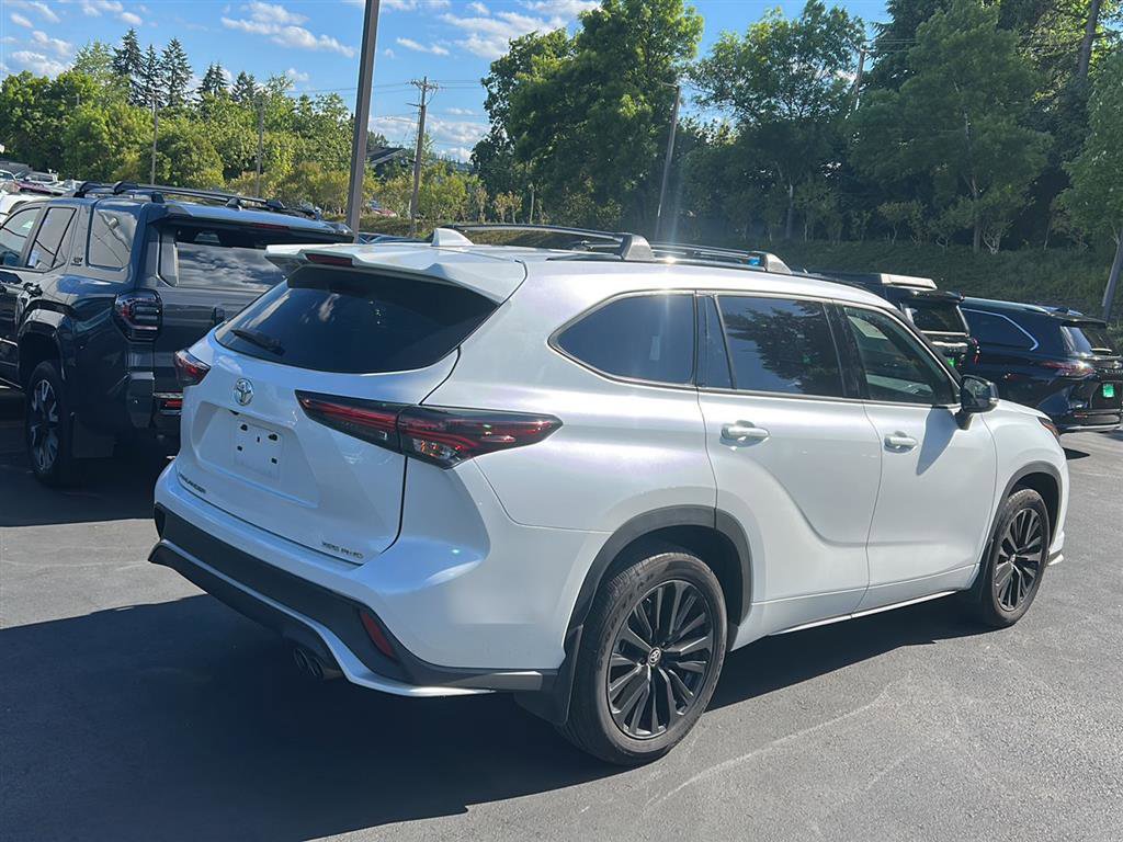 Used 2025 Toyota Highlander XSE AWD/4WD image 4