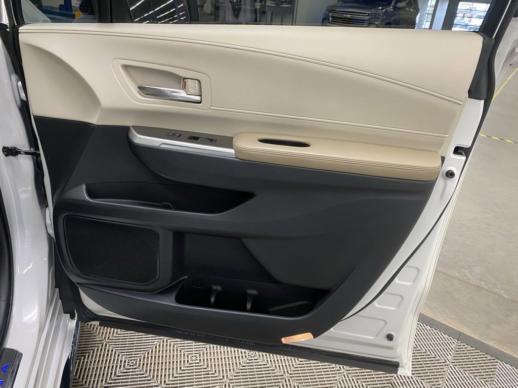 Used 2022 Toyota Sienna Limited image 18