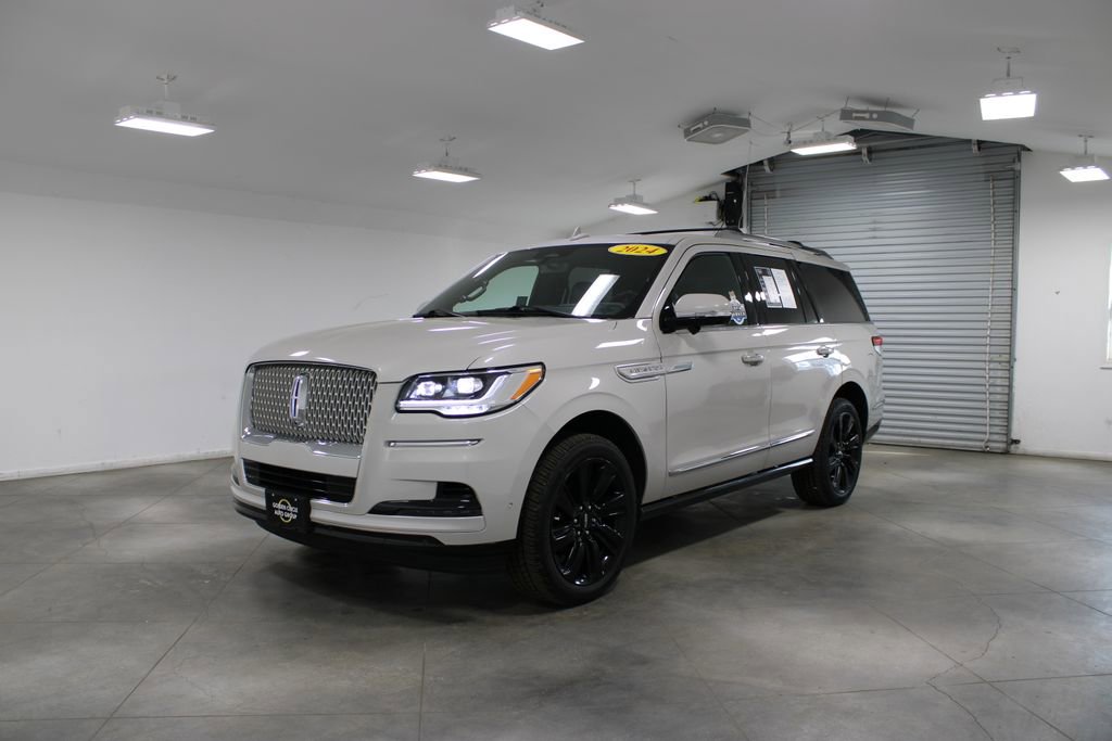 Used 2024 Lincoln Navigator Reserve image 4