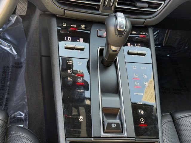 Used 2025 Porsche Macan AWD/4WD image 17