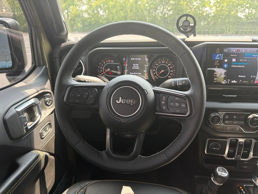 Used 2025 Jeep Gladiator Sport AWD/4WD image 12