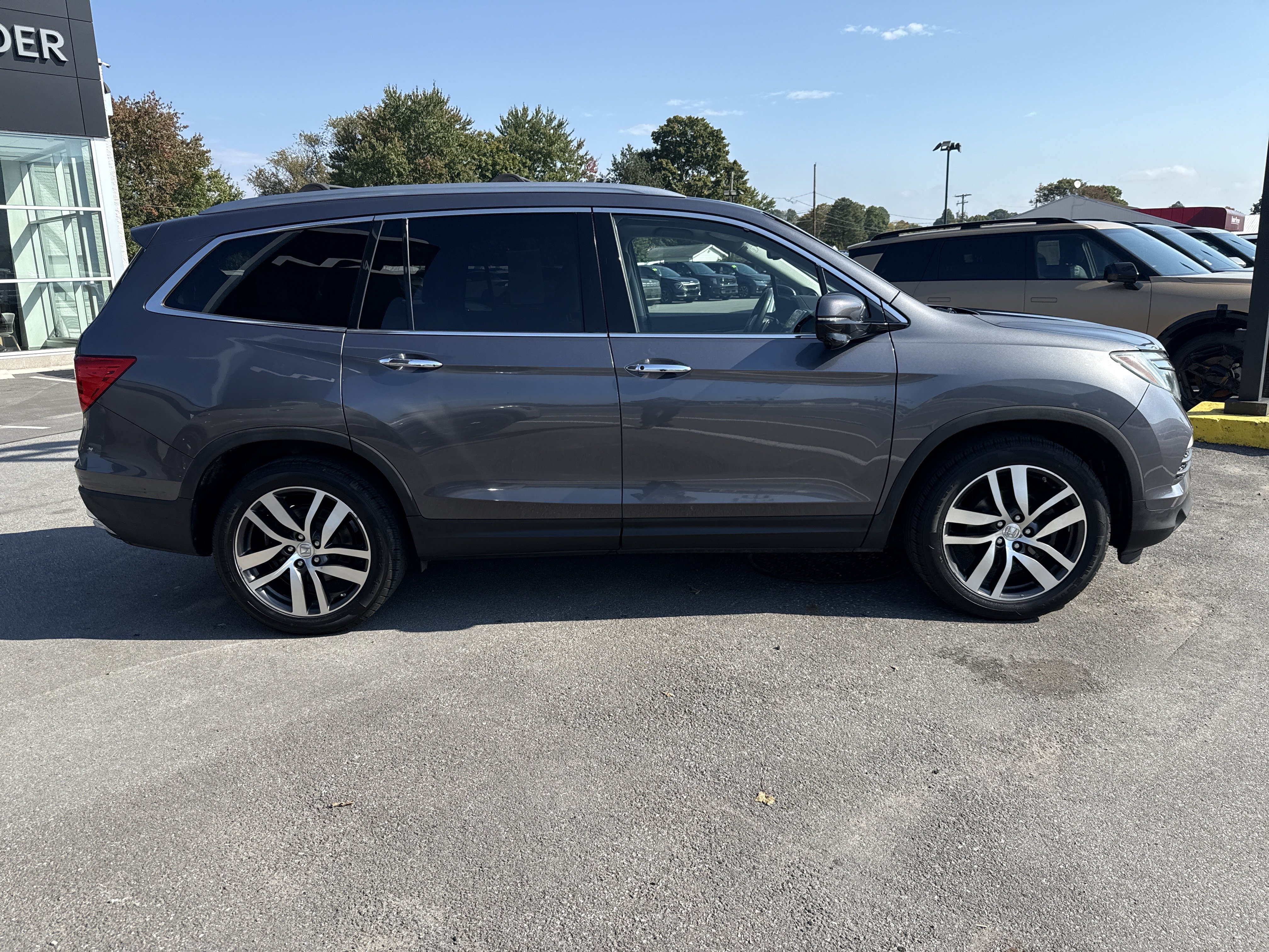 Used 2016 Honda Pilot Touring image 2