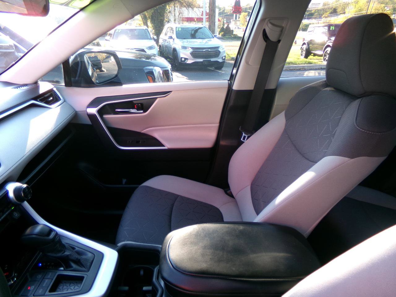 Used 2022 Toyota RAV4 XLE FWD image 14