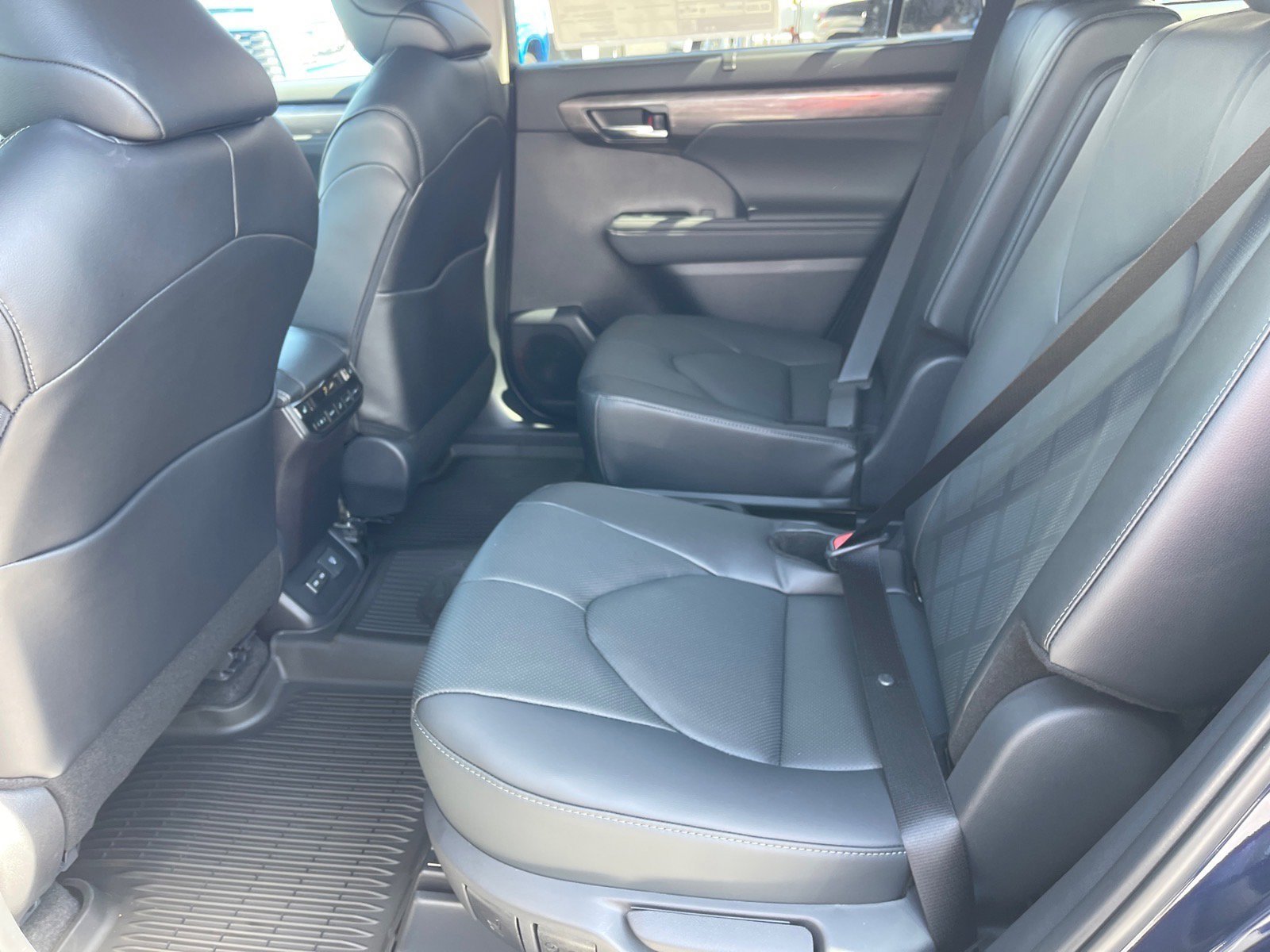 New 2026 Toyota Highlander Platinum AWD/4WD image 11