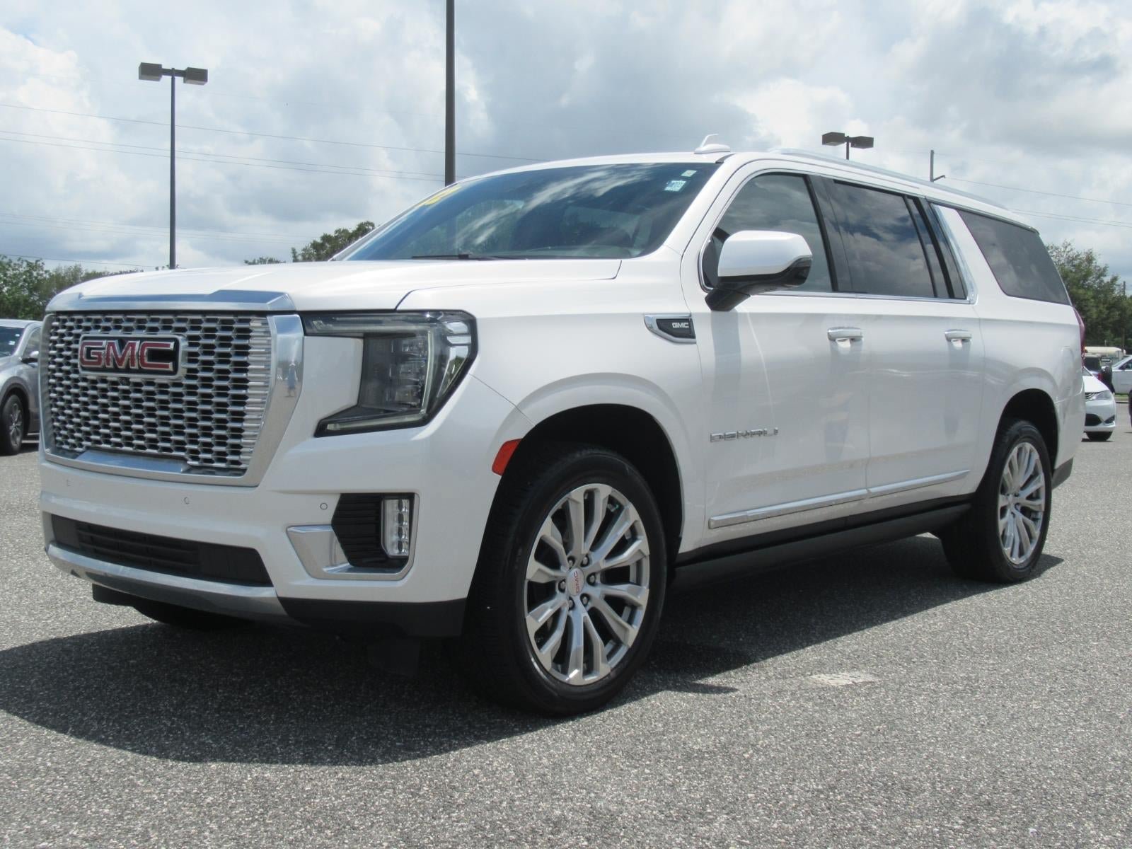 Used 2022 GMC Yukon XL Denali w/ Advanced Technology Package AWD/4WD image 3