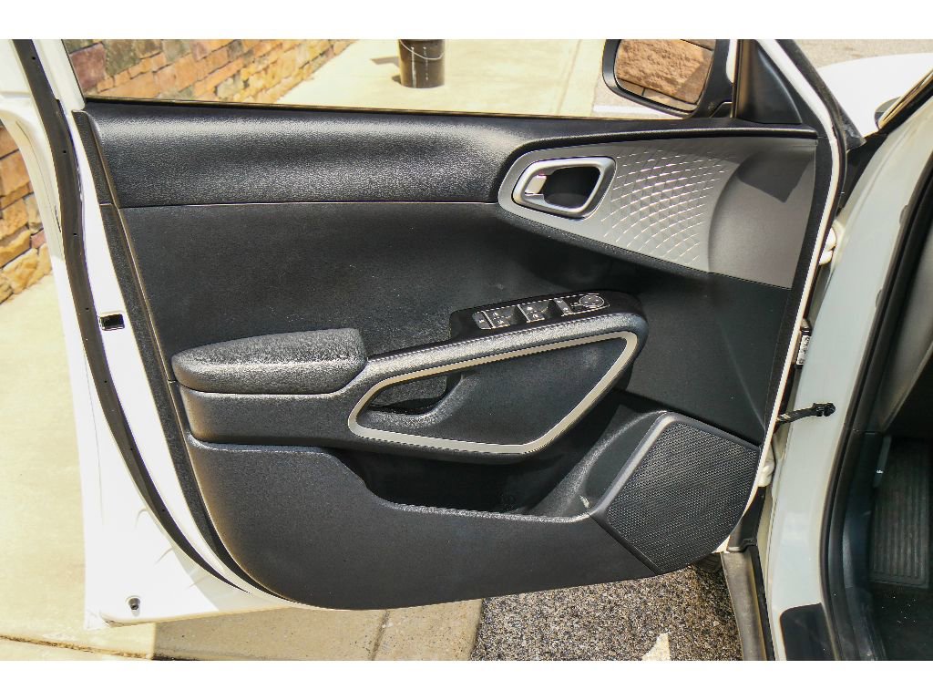 Used 2023 Kia Soul LX w/ LX Technology Package FWD image 9