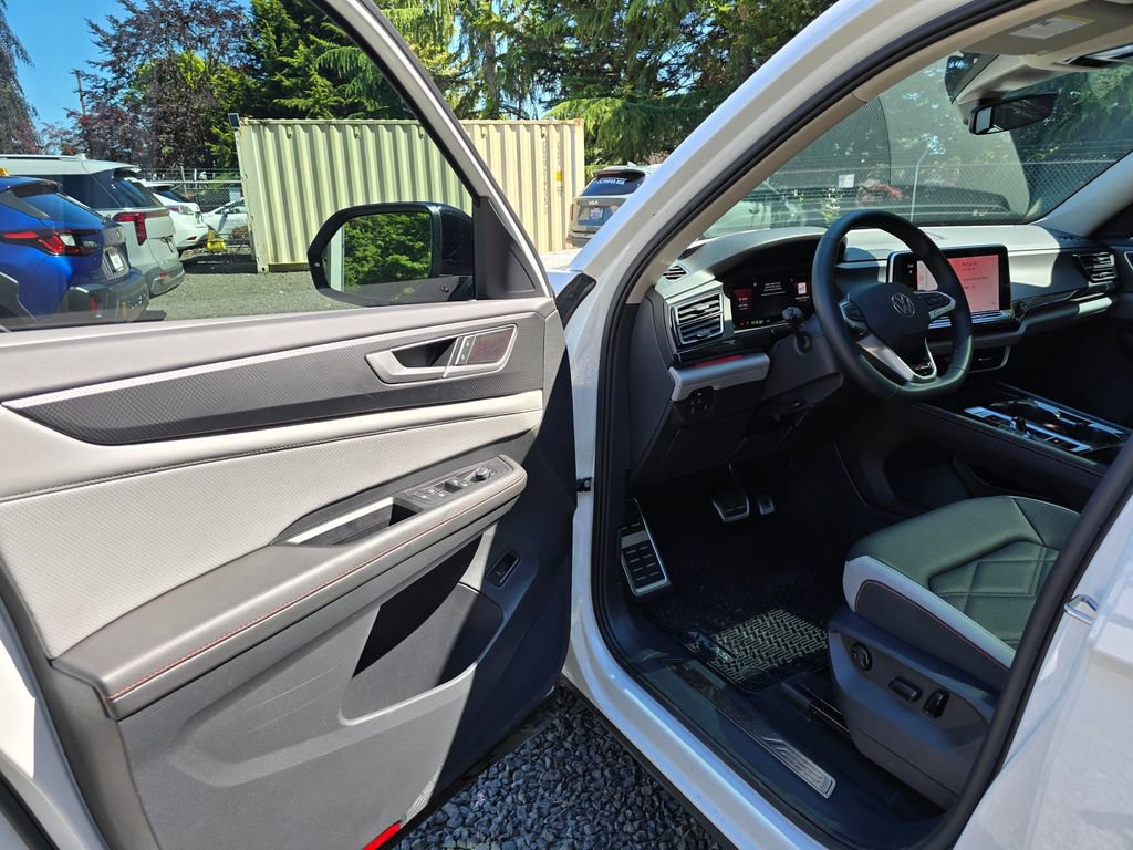 Used 2025 Volkswagen Atlas Peak Edition SE AWD/4WD image 7