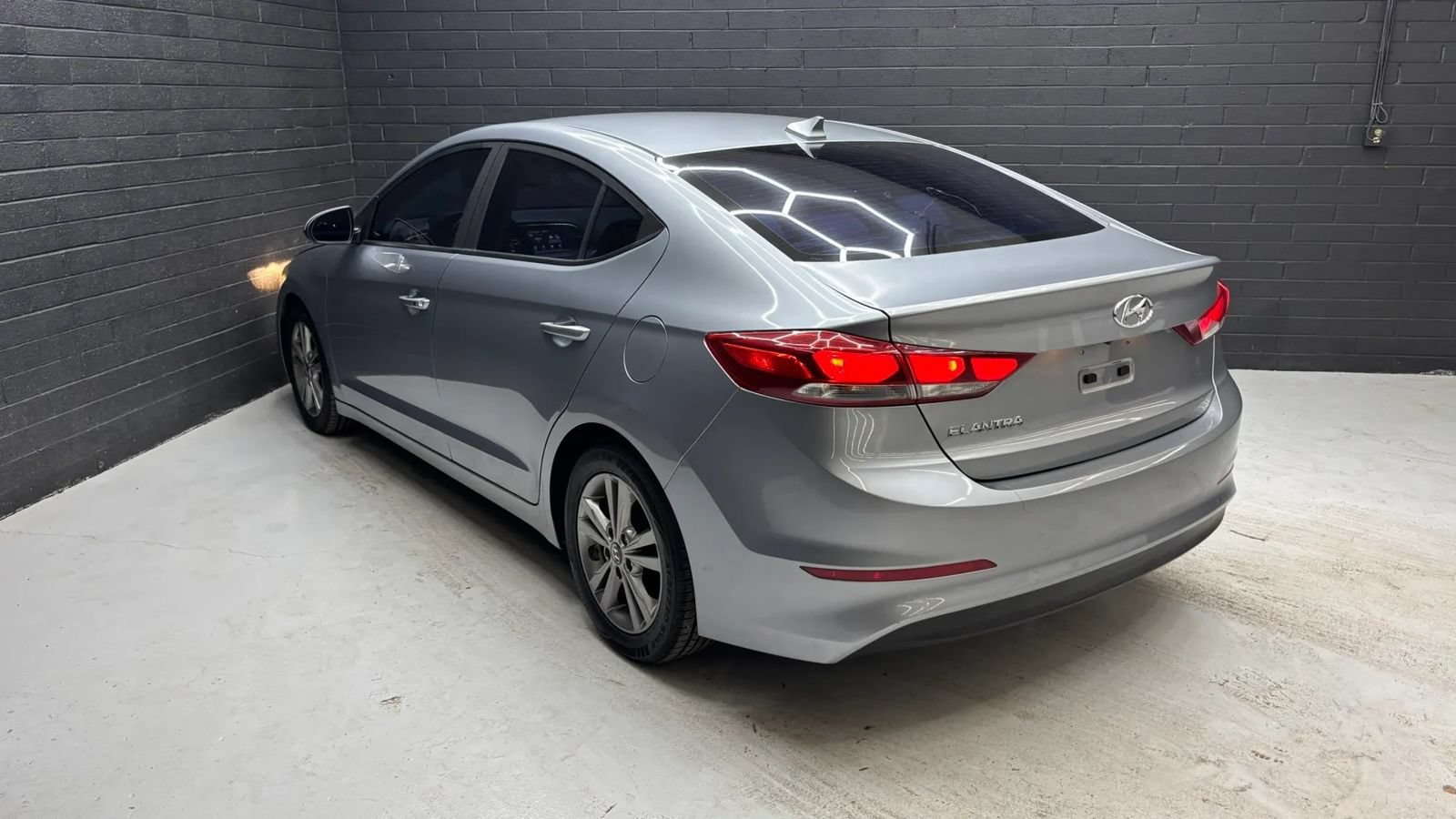 Used 2017 Hyundai Elantra SE w/ SE A/T Tech Package 03 FWD image 3