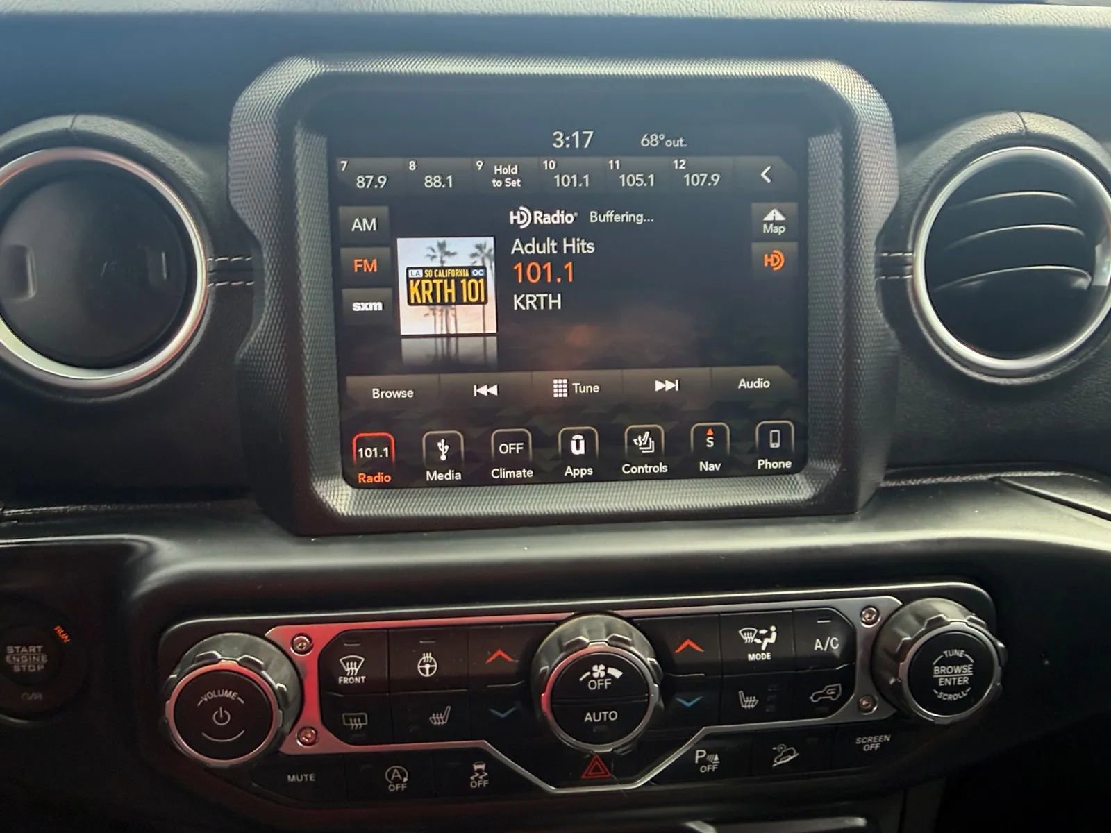 Used 2019 Jeep Wrangler Unlimited Sahara AWD/4WD image 18