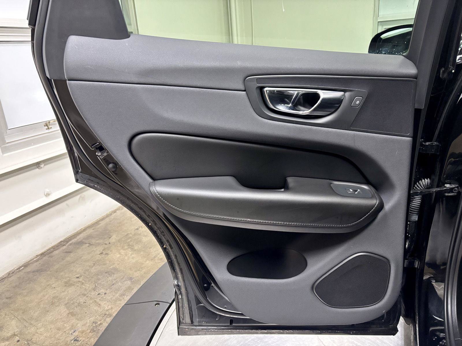 Used 2019 Volvo XC60 T5 Momentum w/ Multimedia Package AWD/4WD image 18