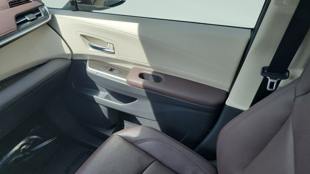 Used 2023 Toyota Sienna Platinum FWD image 13