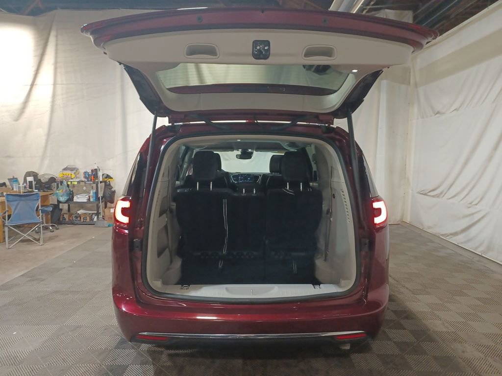 Used 2022 Chrysler Pacifica Touring-L image 19