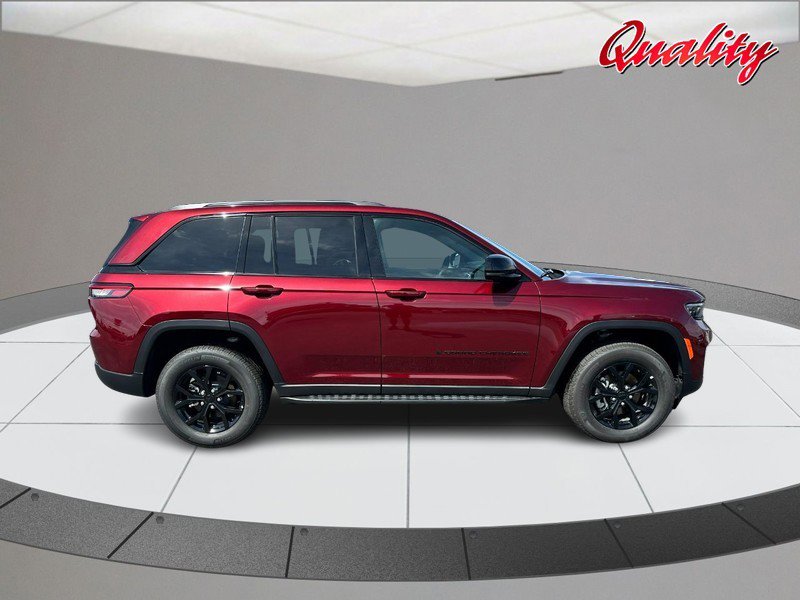 Used 2025 Jeep Grand Cherokee Altitude AWD/4WD image 2