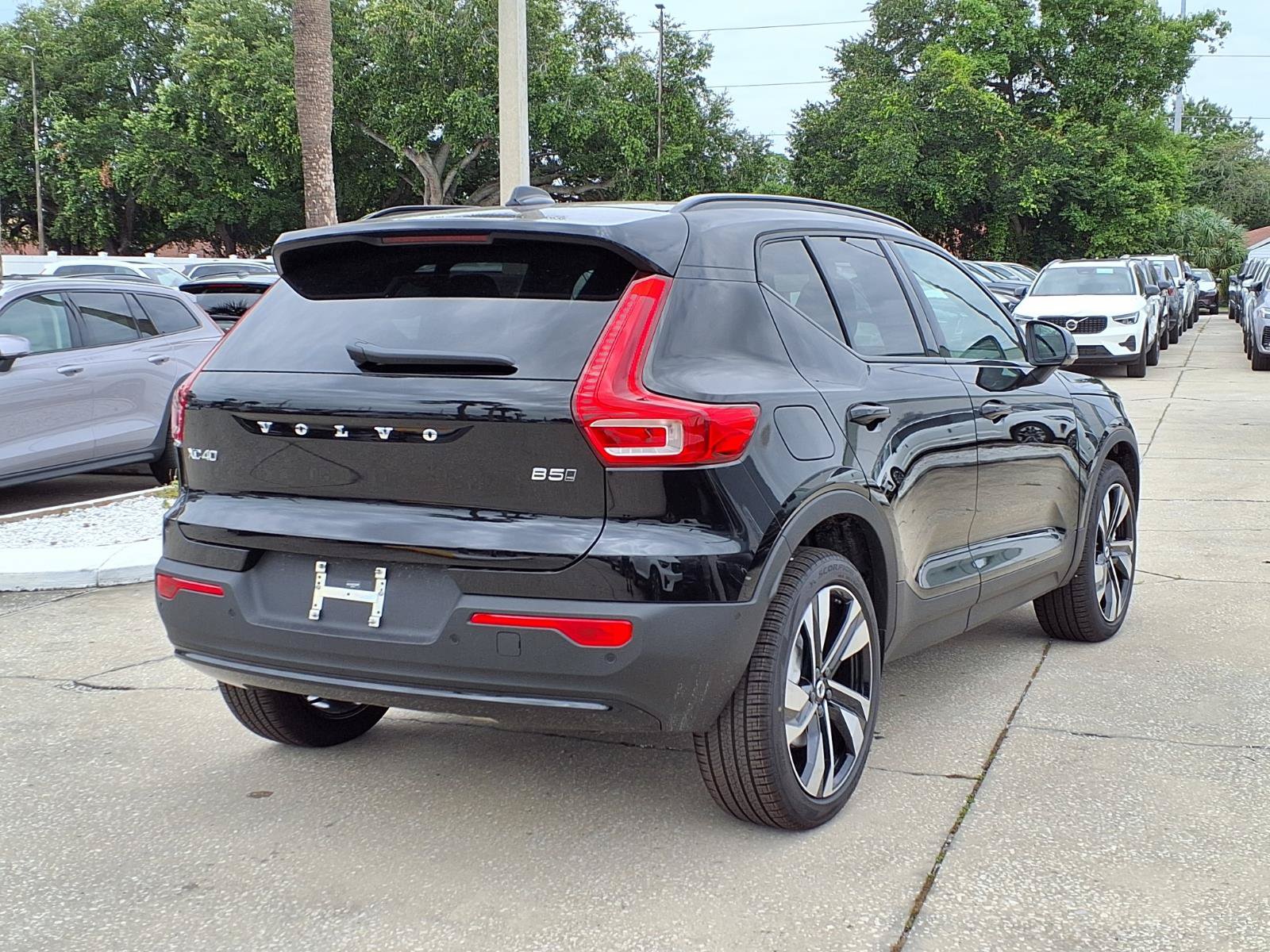 New 2026 Volvo XC40 B5 Plus w/ Climate Package AWD/4WD image 7