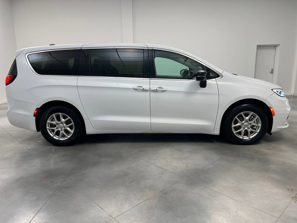 Used 2024 Chrysler Pacifica Touring-L image 8