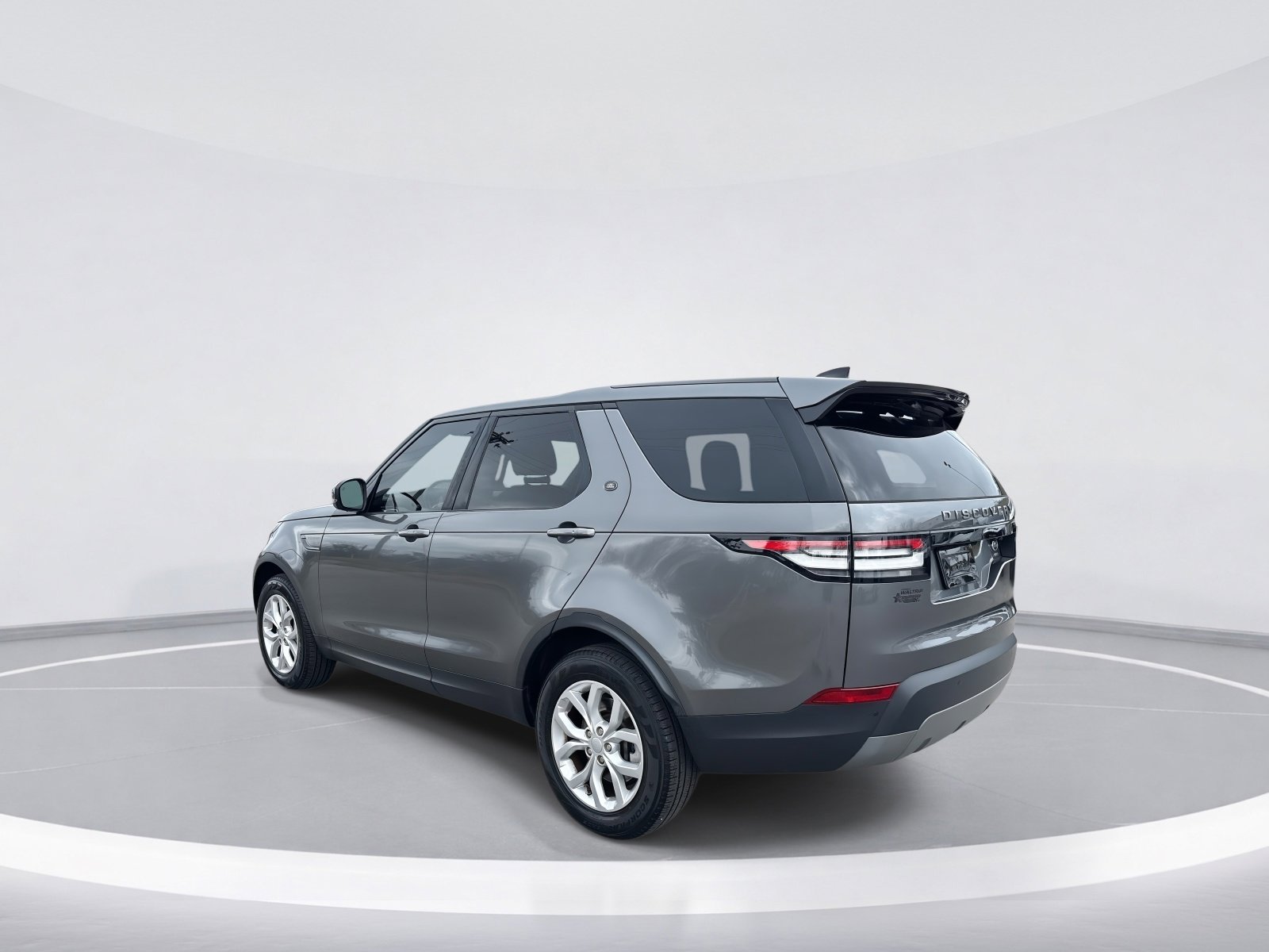 Used 2018 Land Rover Discovery SE image 6