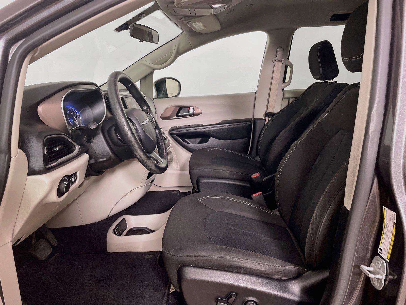 Used 2021 Chrysler Voyager LX FWD image 5