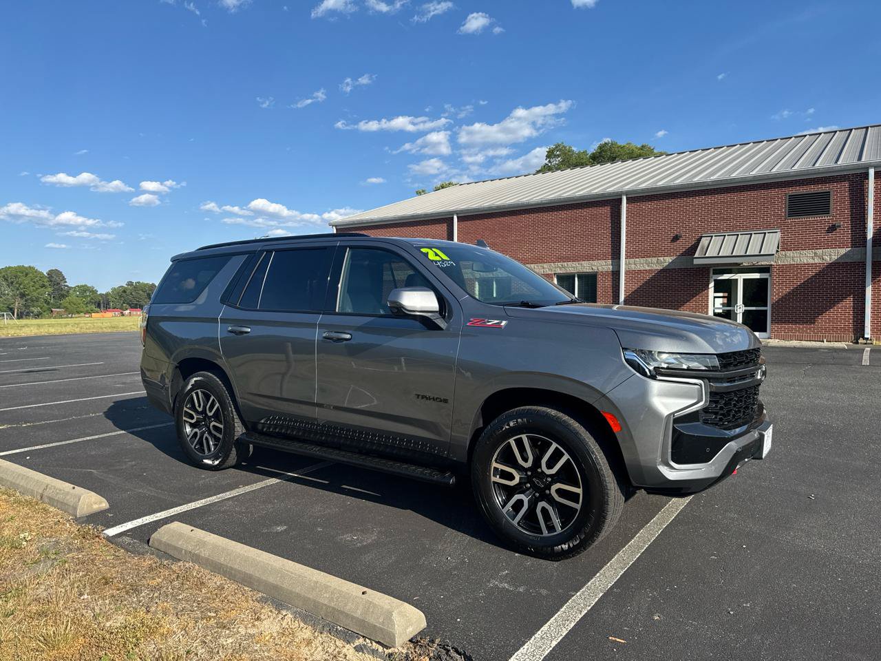 Used 2021 Chevrolet Tahoe Z71 w/ Luxury Package AWD/4WD image 2
