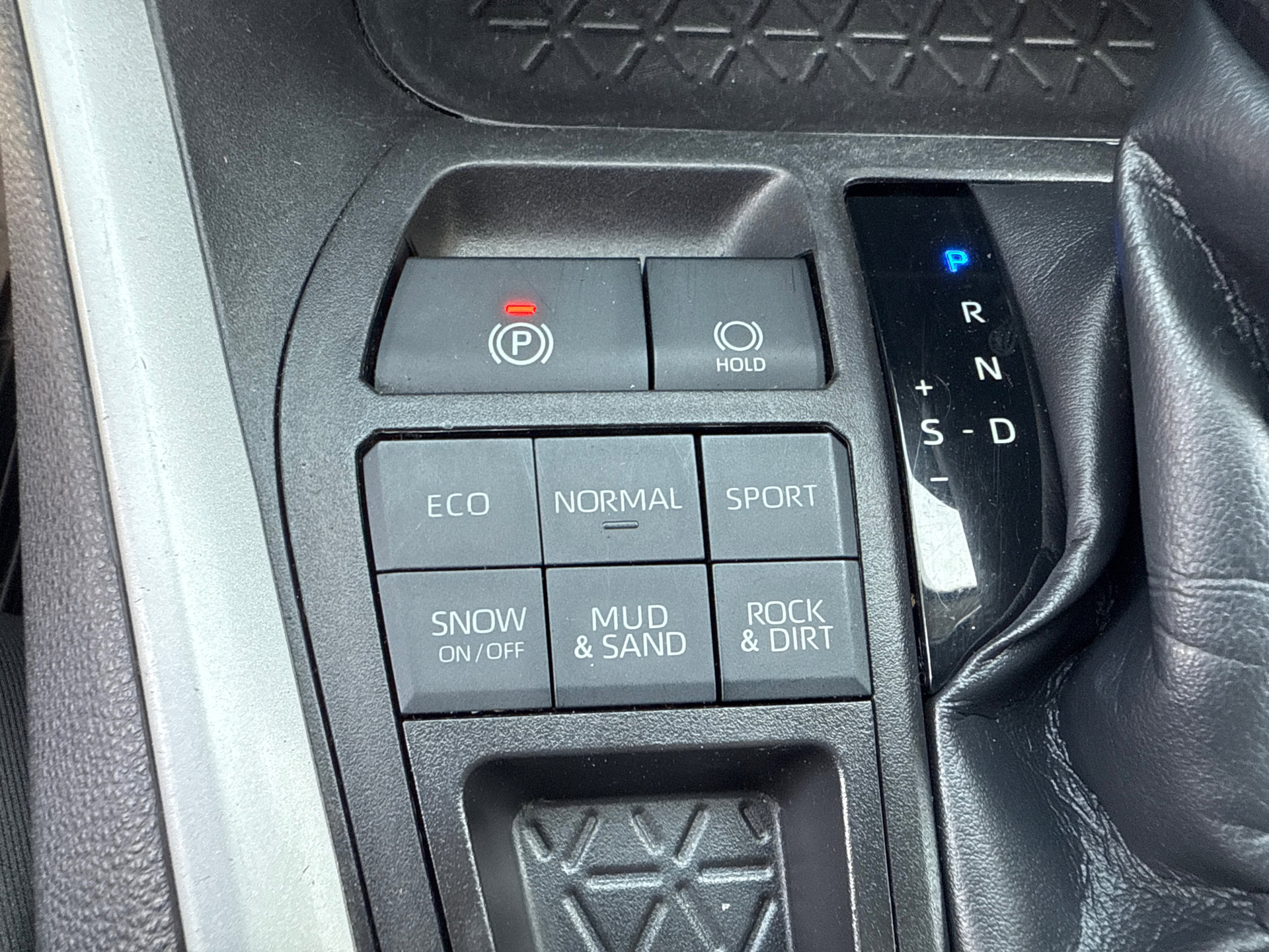 Used 2022 Toyota RAV4 LE image 25