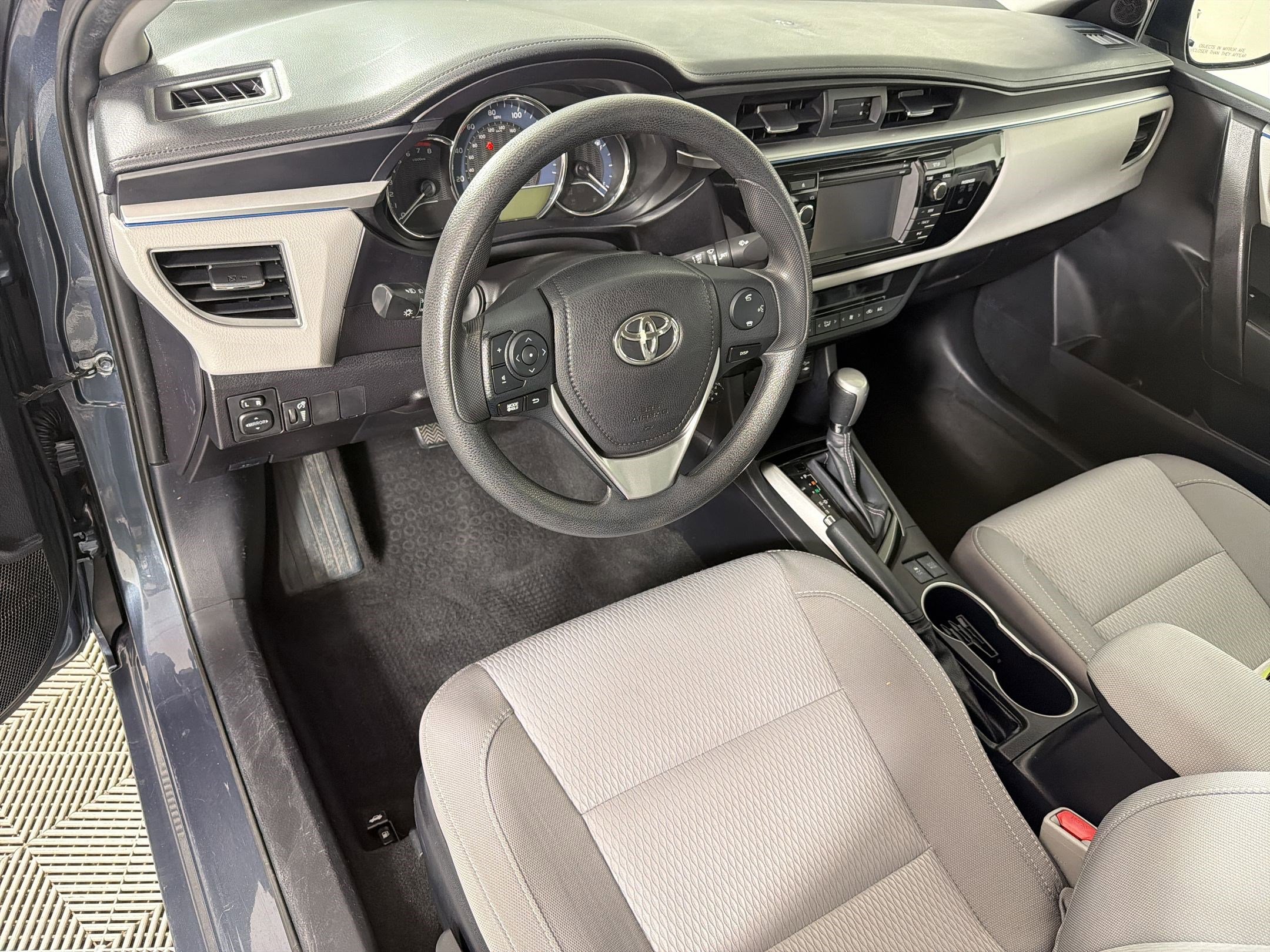 Used 2015 Toyota Corolla LE FWD image 4