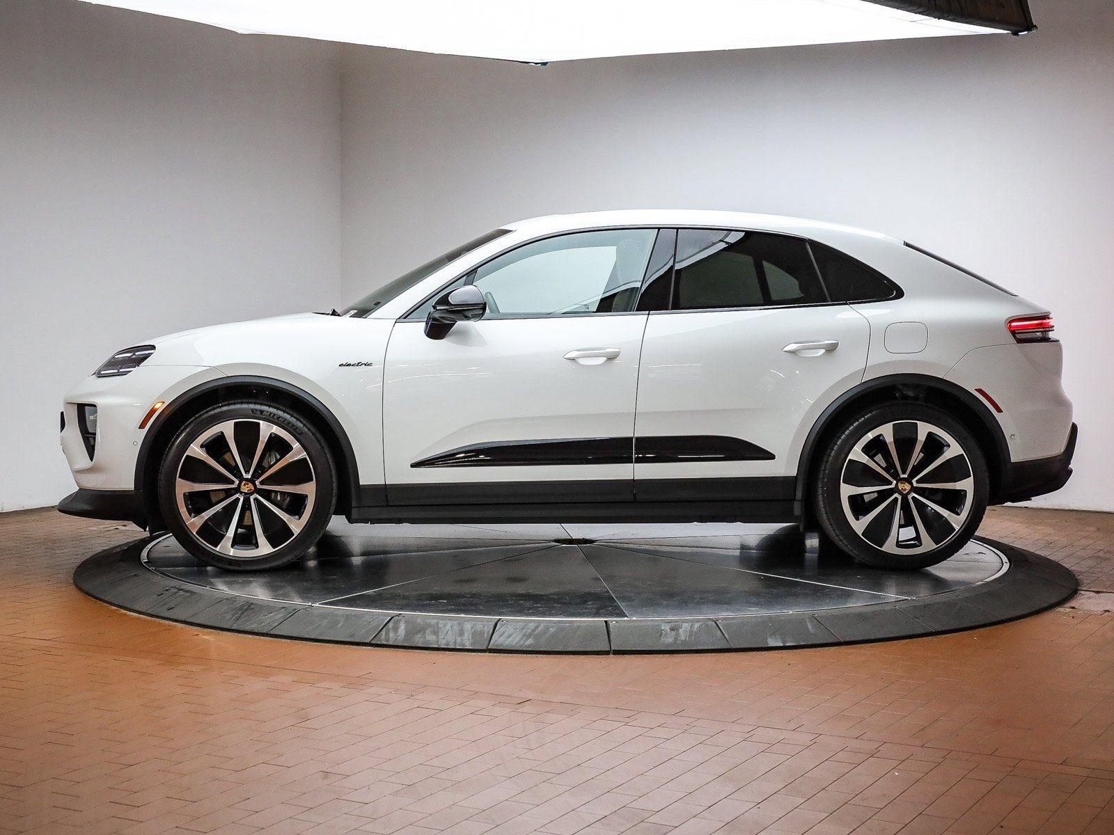 Certified 2025 Porsche Macan Electric image 2
