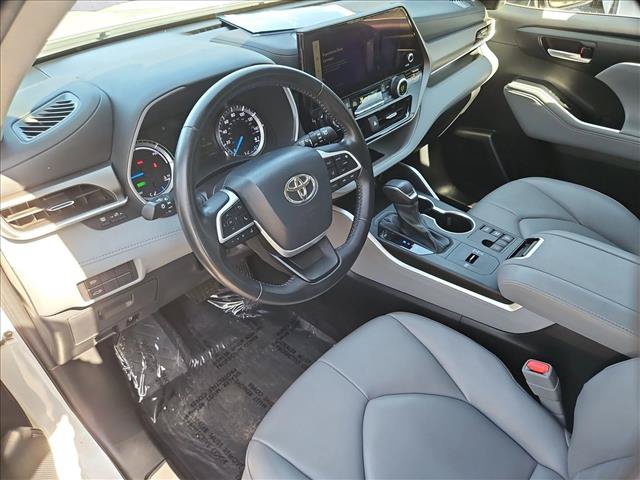 Used 2023 Toyota Highlander XLE AWD/4WD image 13