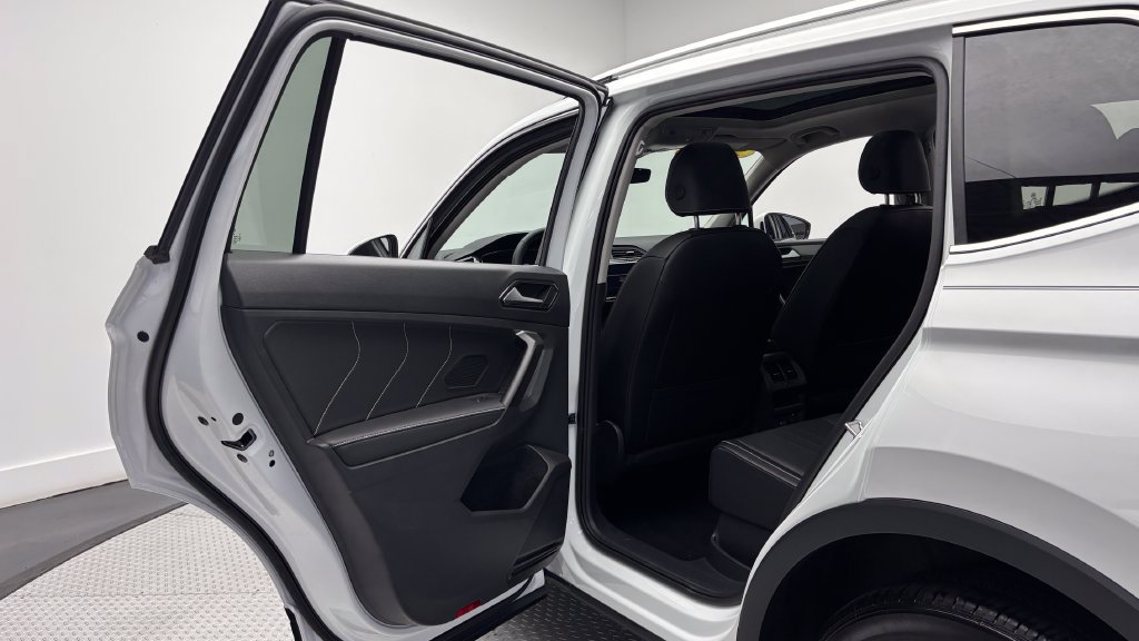 Used 2024 Volkswagen Tiguan SE w/ Panoramic Sunroof Package AWD/4WD image 37