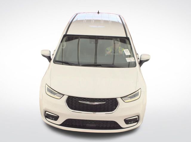 Used 2023 Chrysler Pacifica Touring-L image 6