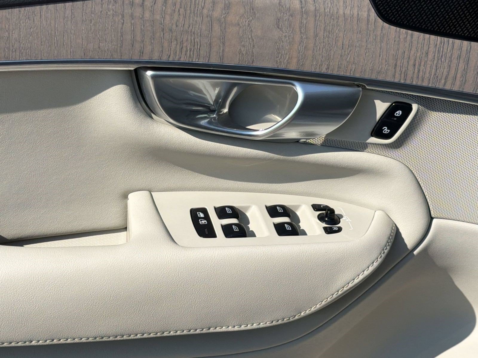 Certified 2024 Volvo XC90 B6 Ultimate AWD/4WD image 27