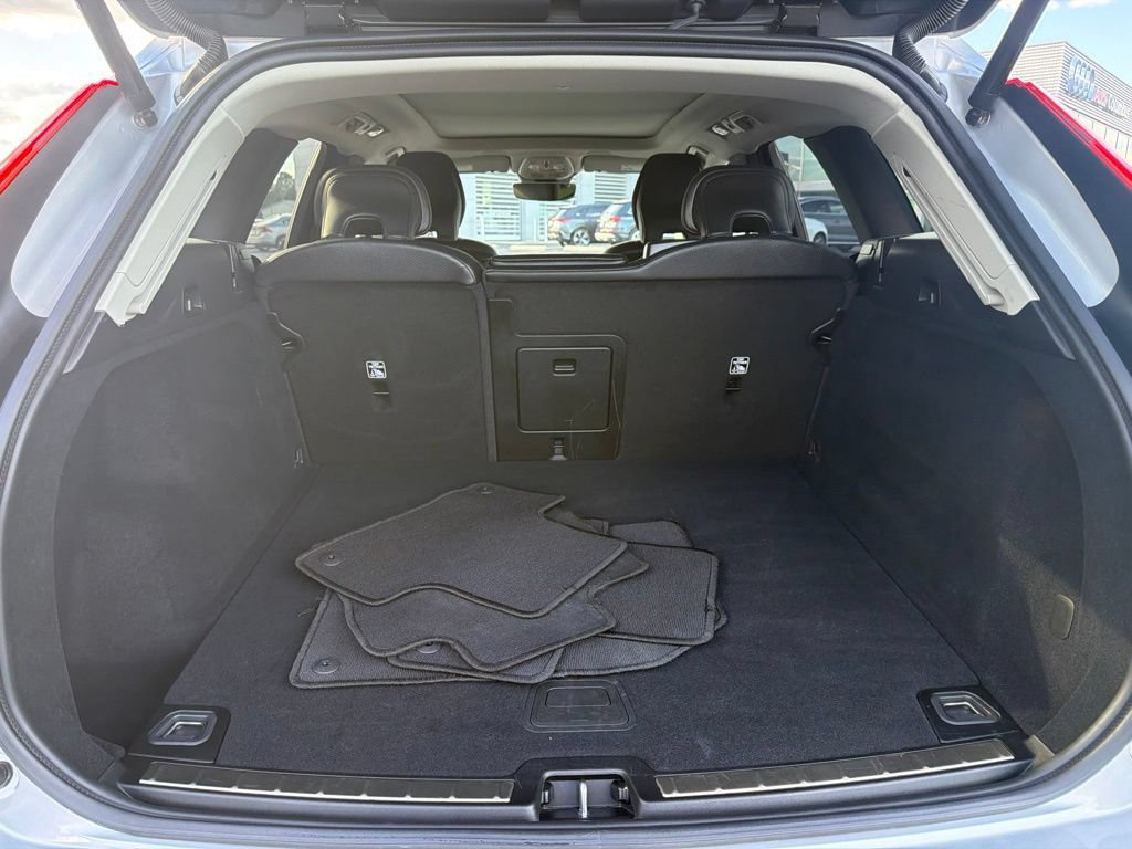 Used 2025 Volvo XC60 B5 Plus AWD/4WD image 5