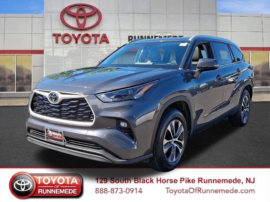 Used 2023 Toyota Highlander XLE FWD image 3