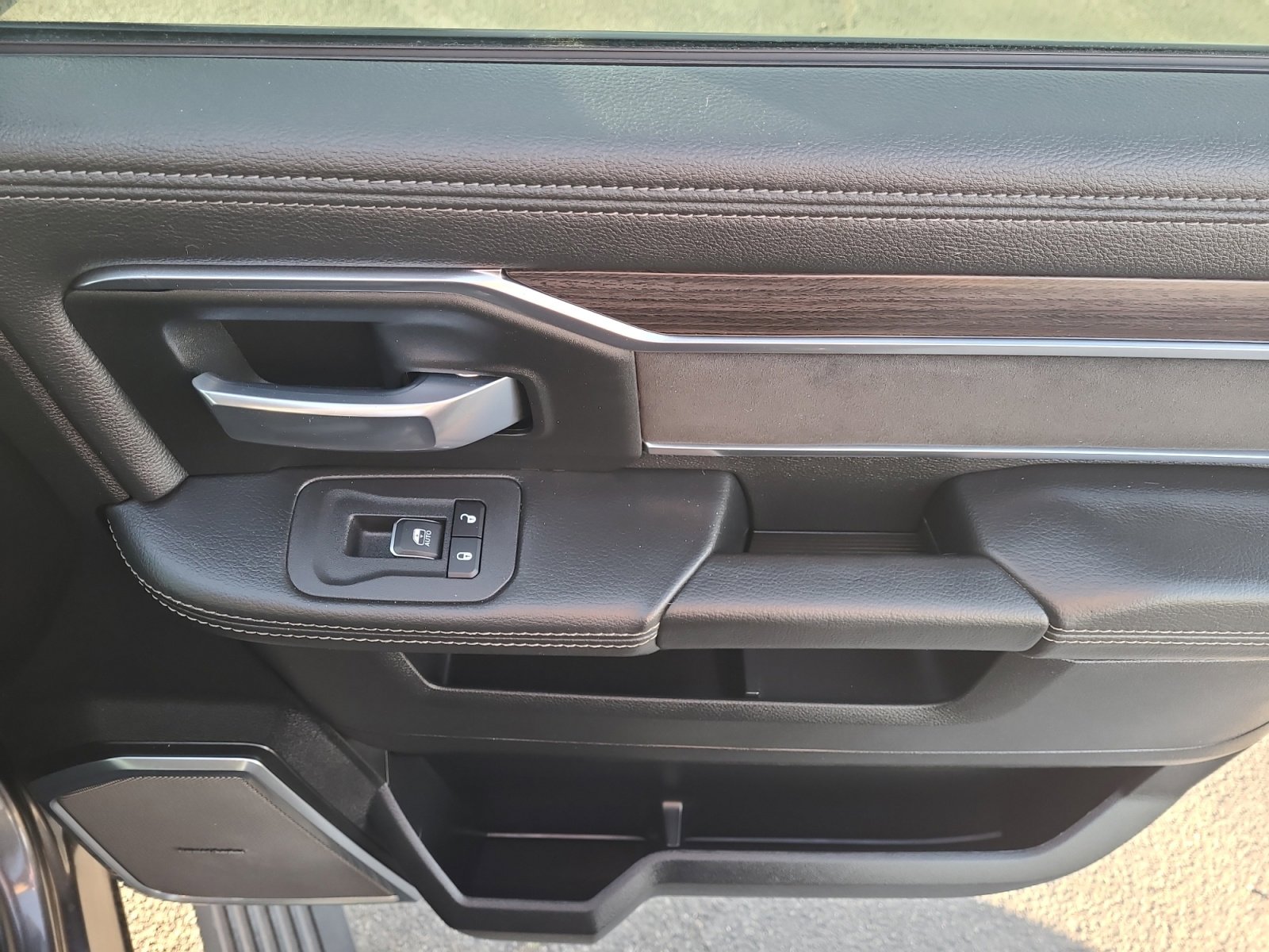 Used 2025 RAM 3500 Laramie image 31