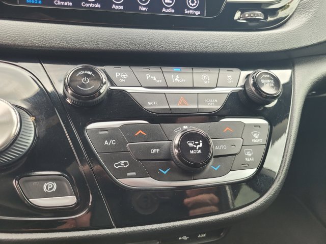 Used 2020 Chrysler Pacifica Touring-L w/ Advanced Safetytec Group FWD image 23