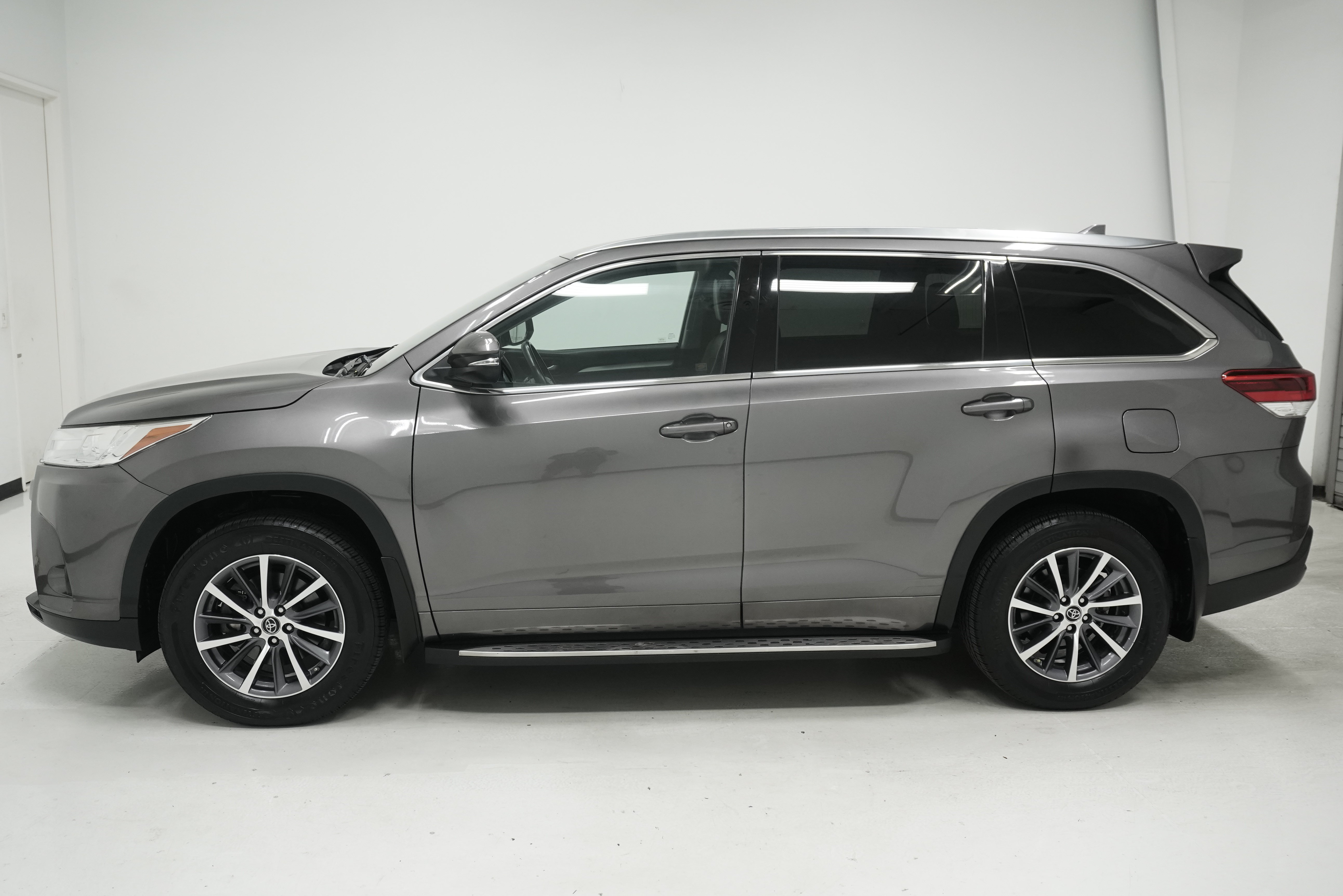 Used 2017 Toyota Highlander XLE AWD/4WD image 7