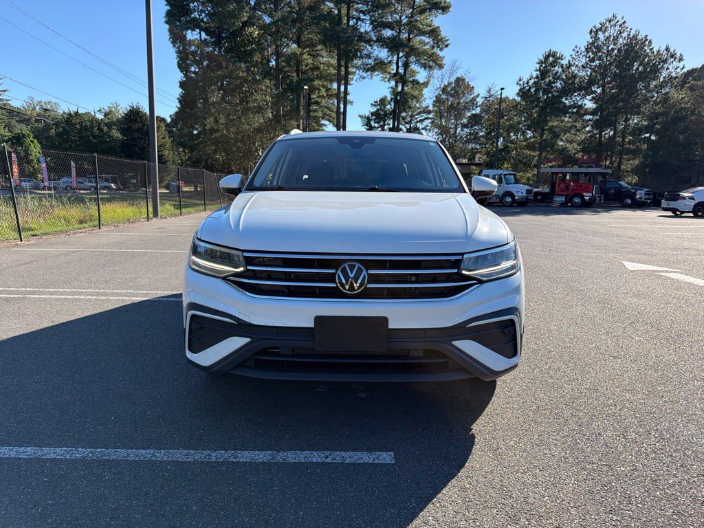 Used 2023 Volkswagen Tiguan SE w/ Panoramic Sunroof Package FWD image 3