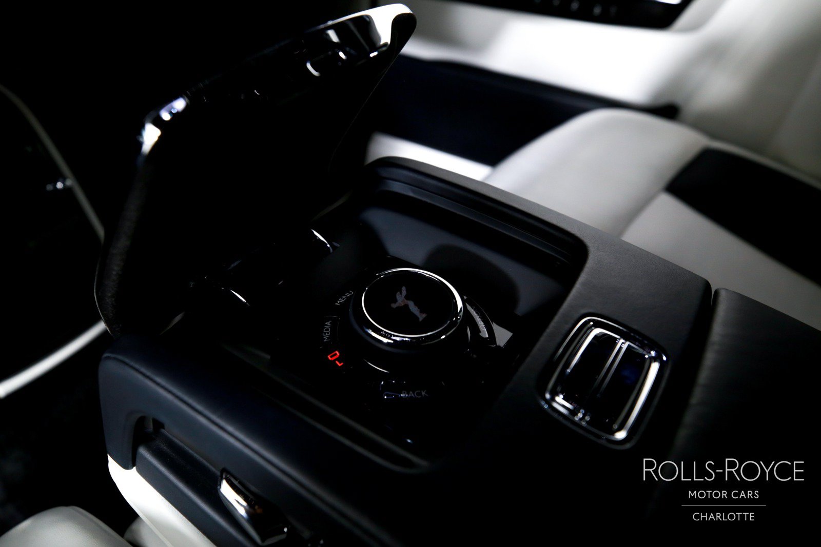 Used 2018 Rolls-Royce Phantom Sedan RWD image 23