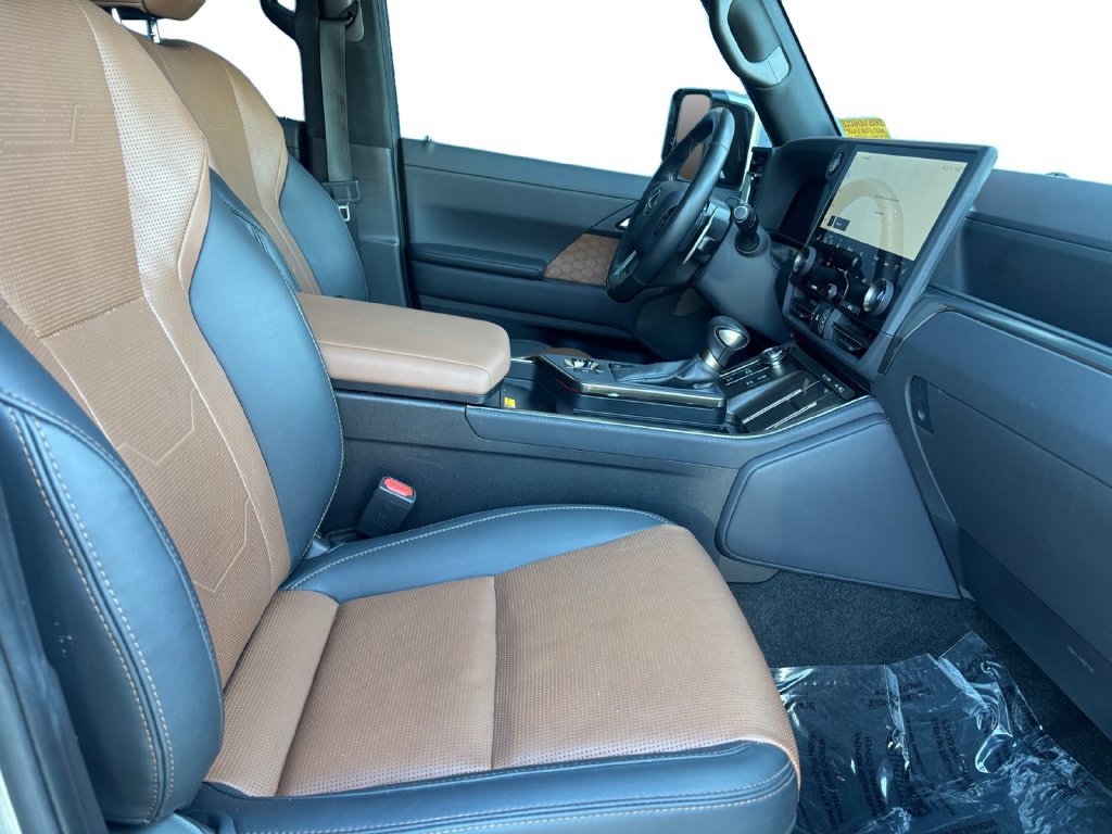 Used 2024 Lexus GX 550 w/ Accessory Package (Z1) AWD/4WD image 17