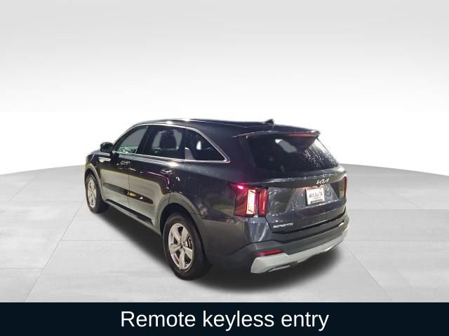 Used 2025 Kia Sorento LX image 3