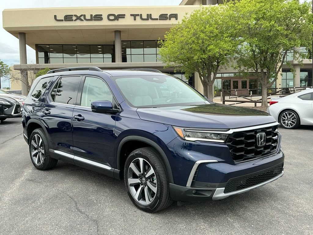 Used 2025 Honda Pilot Touring image 1