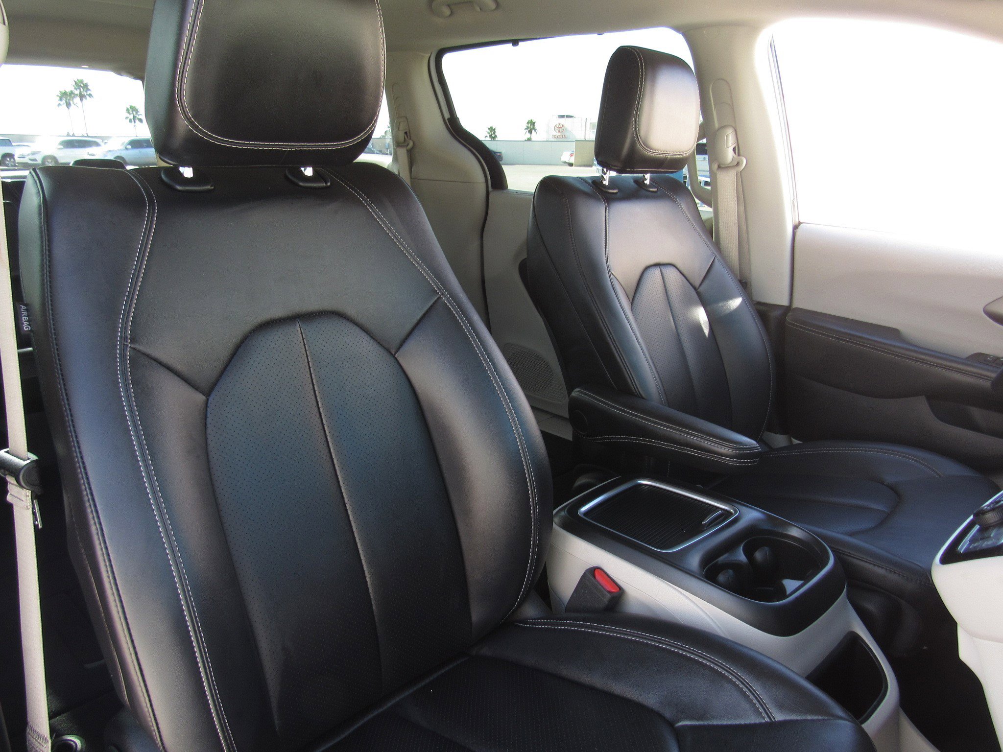 Used 2024 Chrysler Pacifica Touring-L image 10