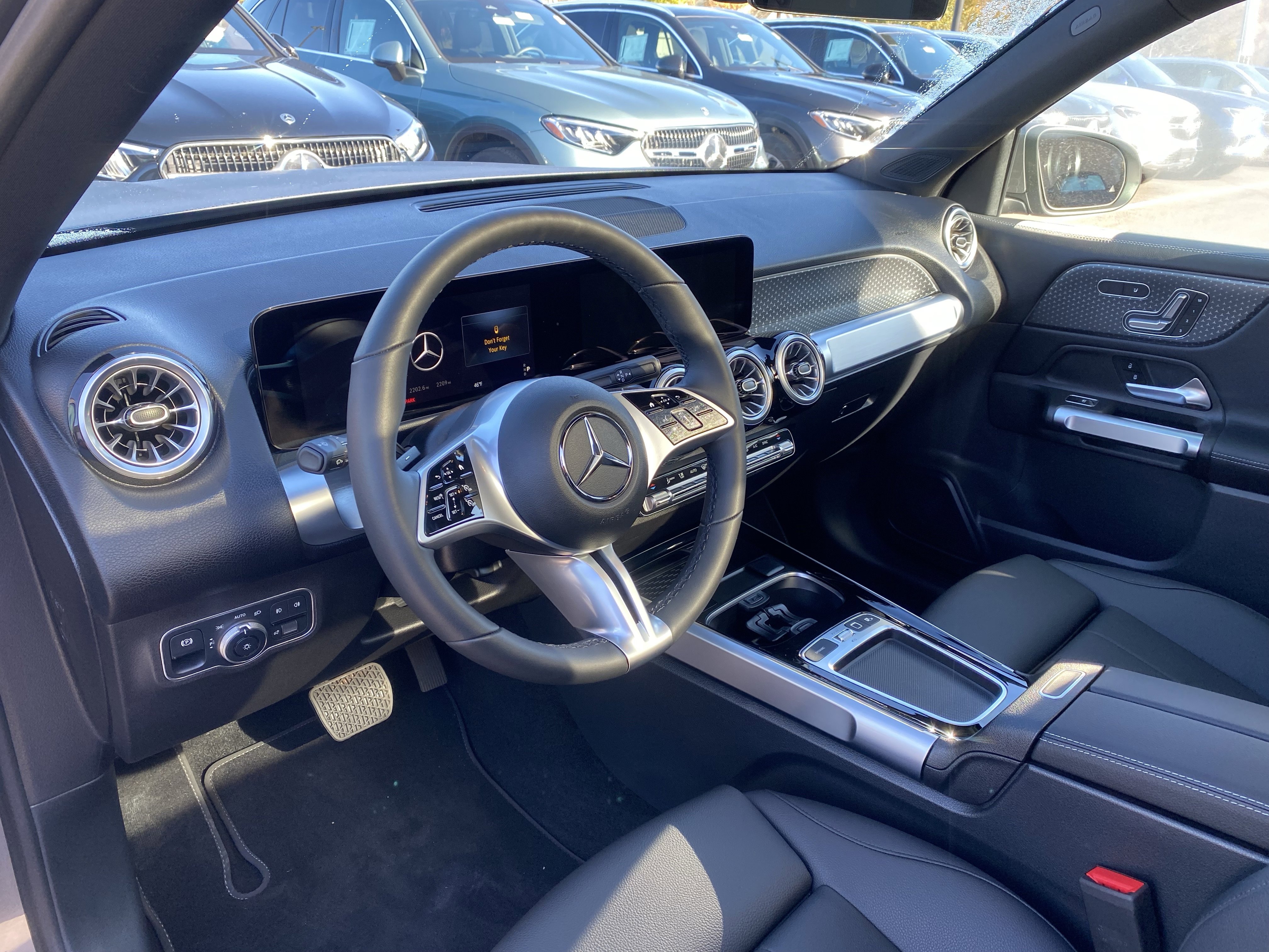 Used 2025 Mercedes-Benz GLB 250 4MATIC image 9