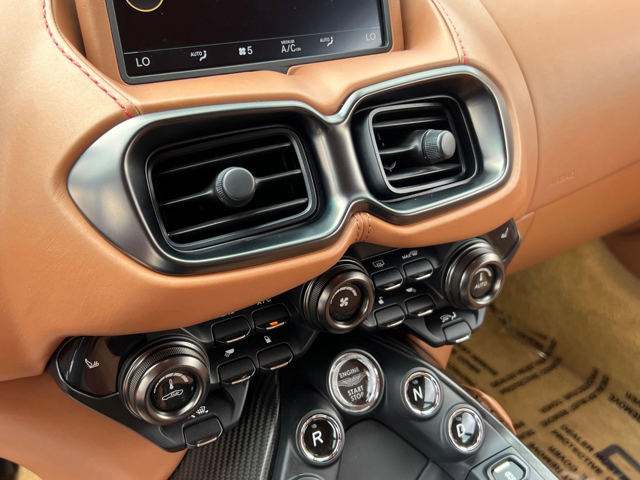Used 2019 Aston Martin V8 Vantage Coupe RWD image 28