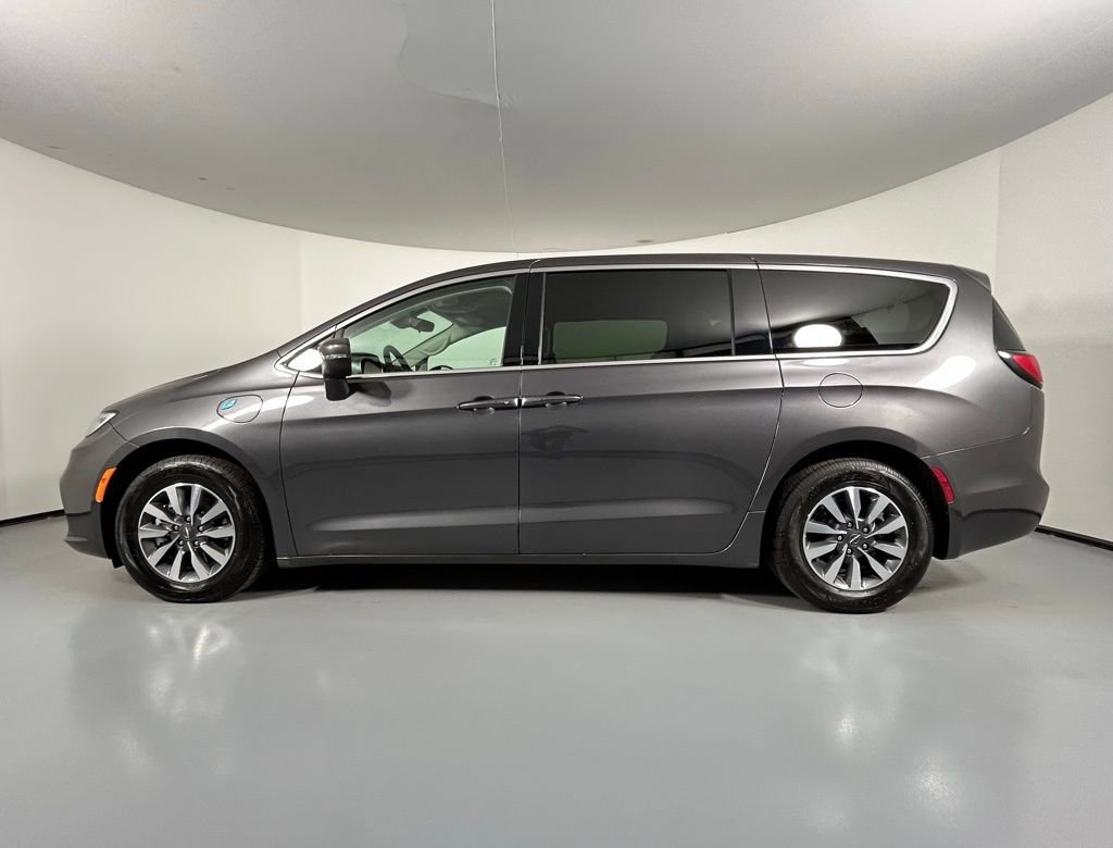 Used 2023 Chrysler Pacifica Touring-L image 4