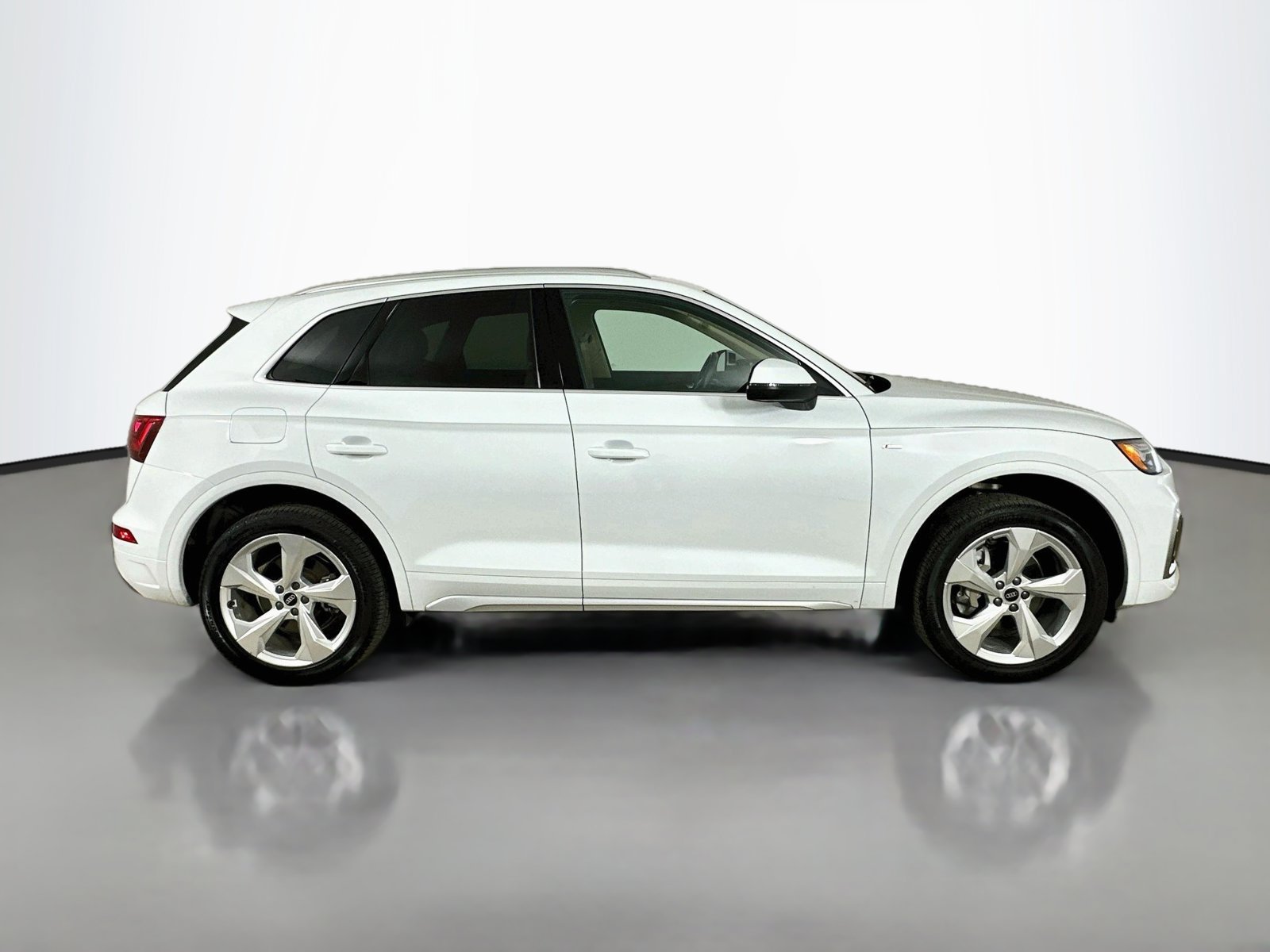 Used 2023 Audi Q5 2.0T Premium Plus w/ Premium Plus Package AWD/4WD image 4