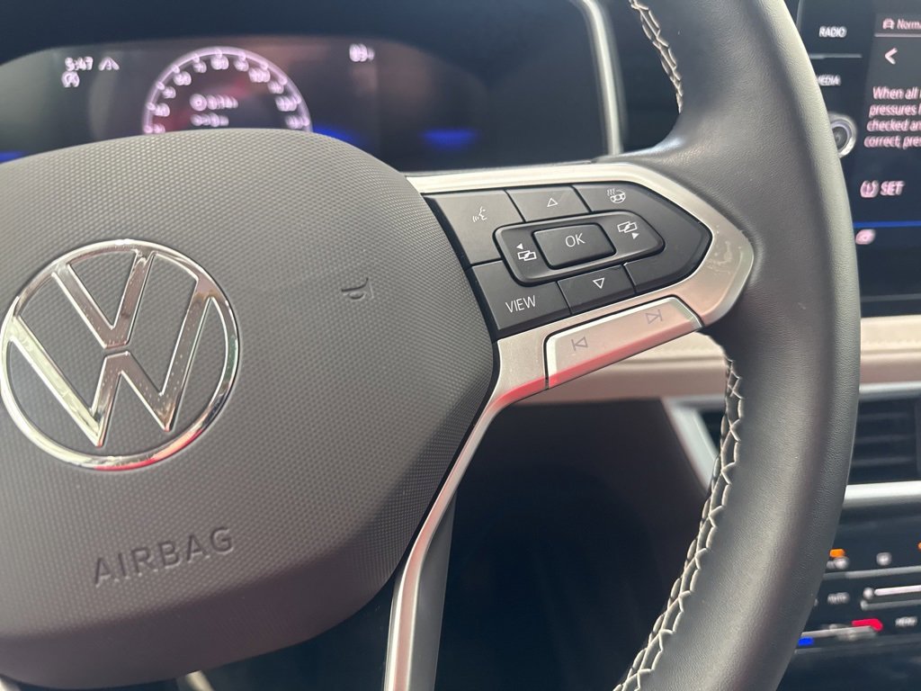 Certified 2025 Volkswagen Taos SE image 16