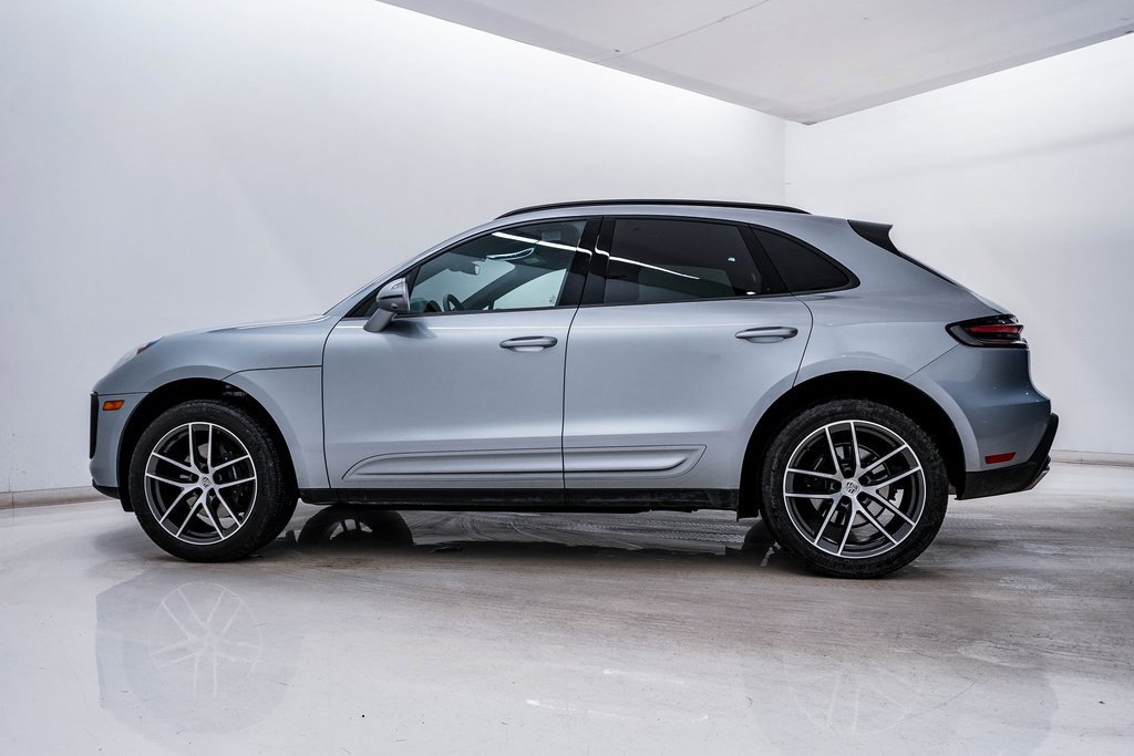 Certified 2025 Porsche Macan image 2